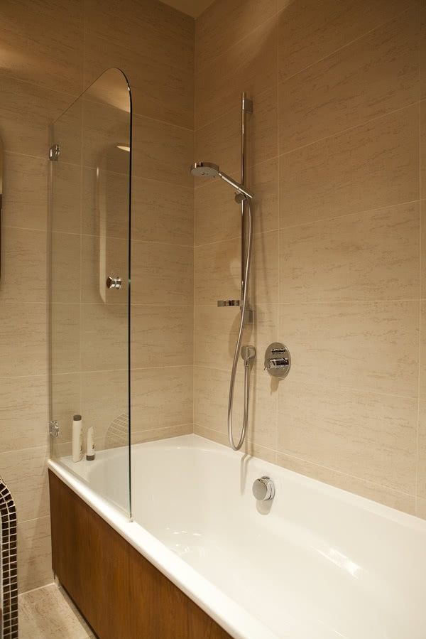 W łazience tradycyjne kolory - dominują beże i...