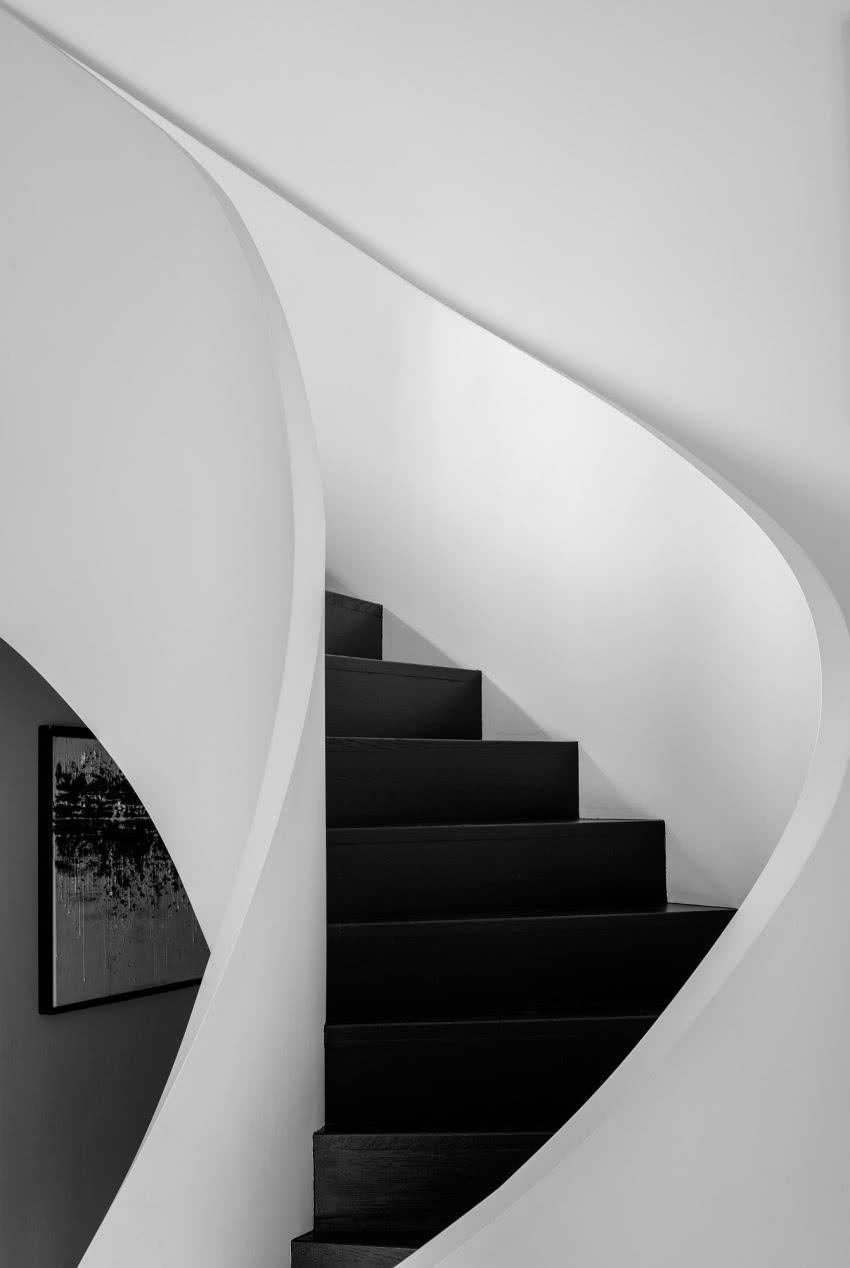 Imponujące zakręcone schody tworzą wspaniały,...