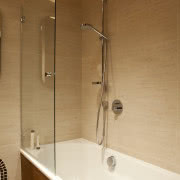 Nowoczesny gabinet - proste meble i czarno-biała...