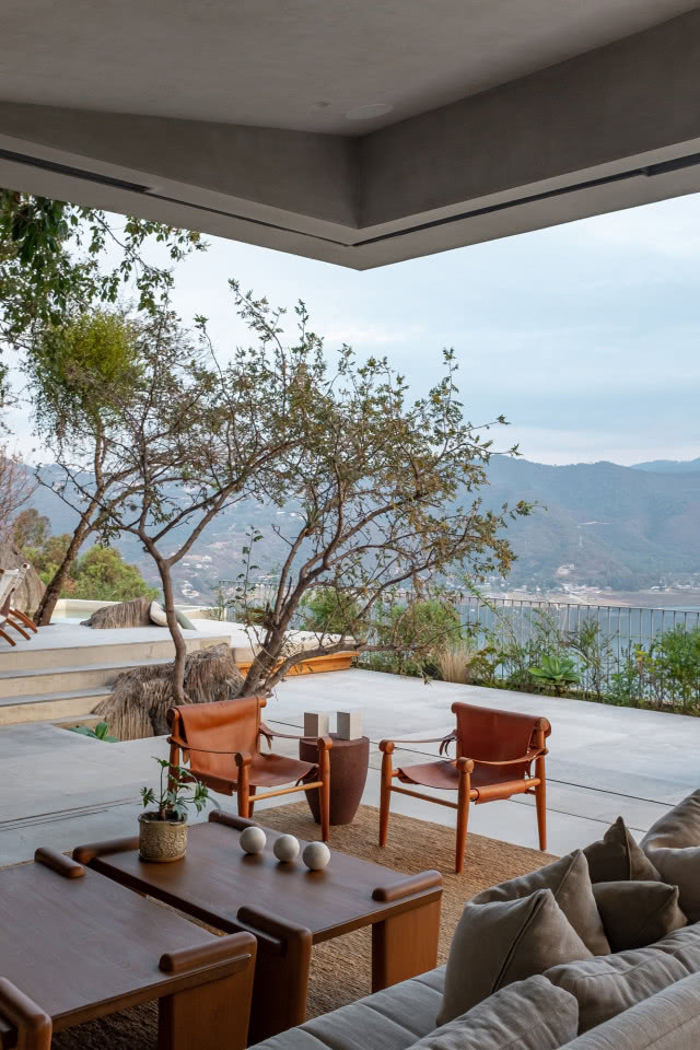 pomysłowe stoliki kawowe i "reżyserskie" krzesła i widok na morze