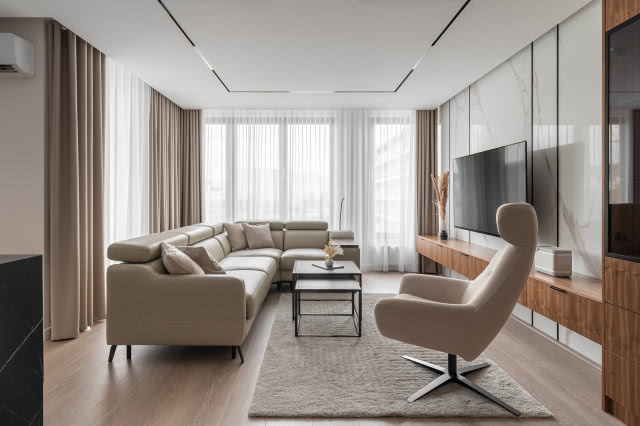 Beżowy salon ze spiekiem na ścianie