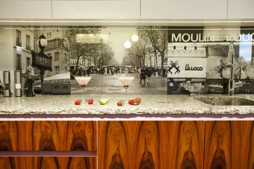 Na ścinie w kuchni zamiast kafelków są zdjęcia...