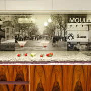 Nowoczesny gabinet - proste meble i czarno-biała...