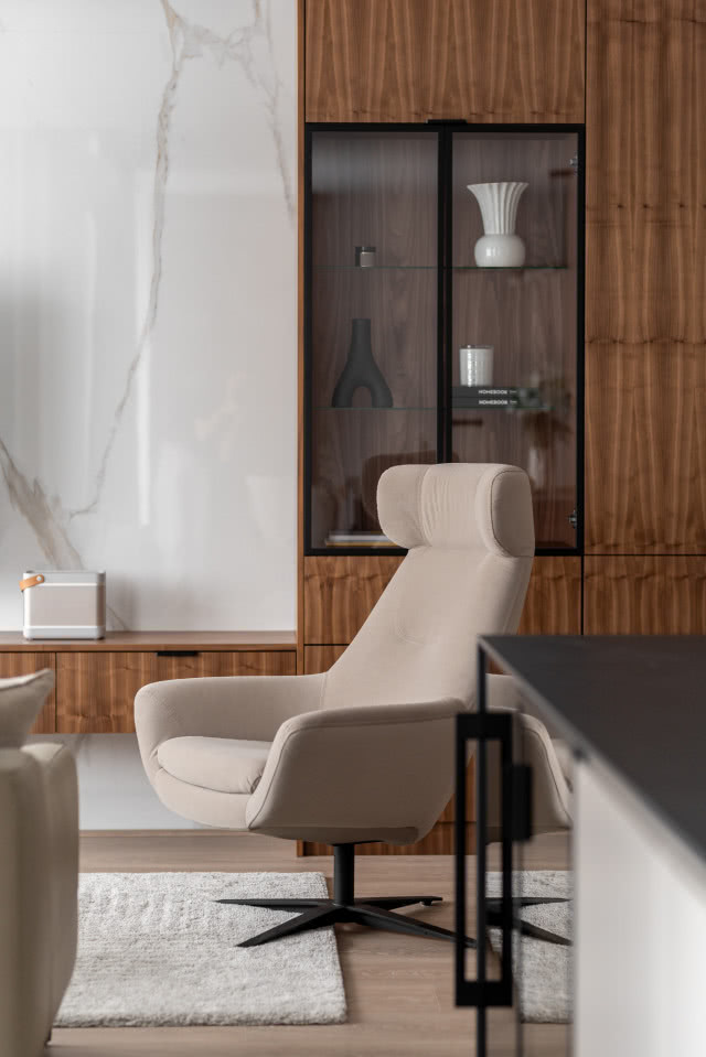 Beżowy fotel do salonu