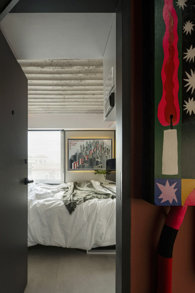 Pokój z obrazem w tle