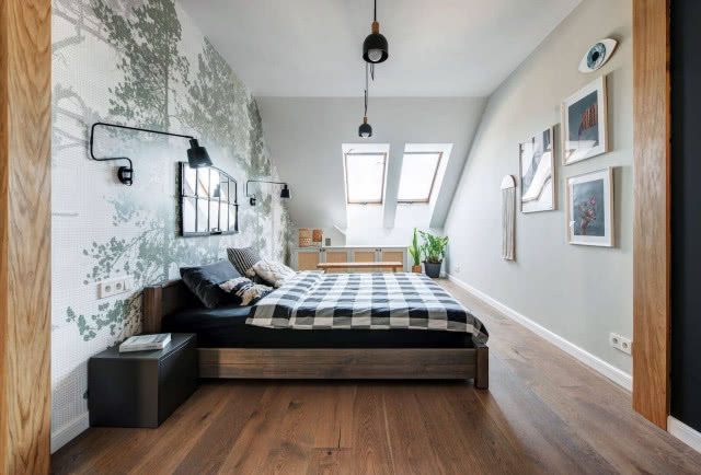 sypialnia z tapetą na poddaszu