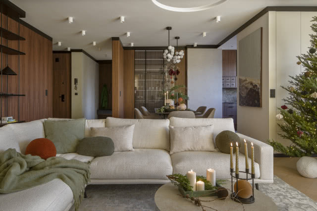 Mieszkanie w beżu i drewnie urządzone na Boże Narodzenie