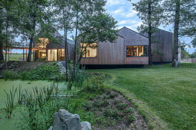 Kamienna ścieżka prowadząca do domu