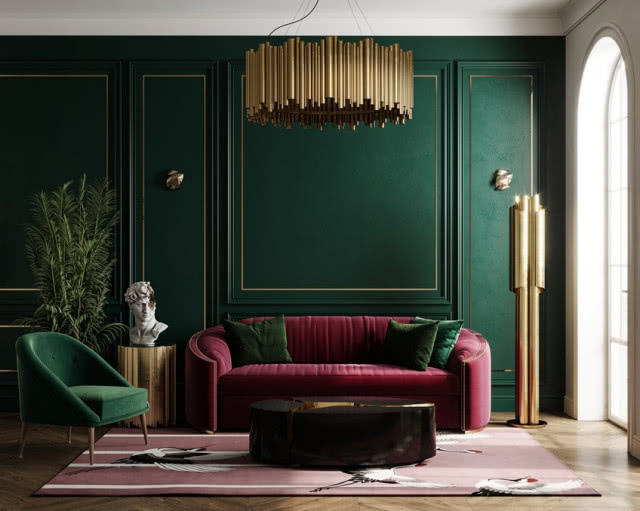 kanapa, złote lampy, zielona ściana