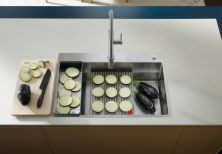 Jak zyskać więcej miejsca na blacie kuchennym? Rozwiązanie kryje się w zlewozmywaku 