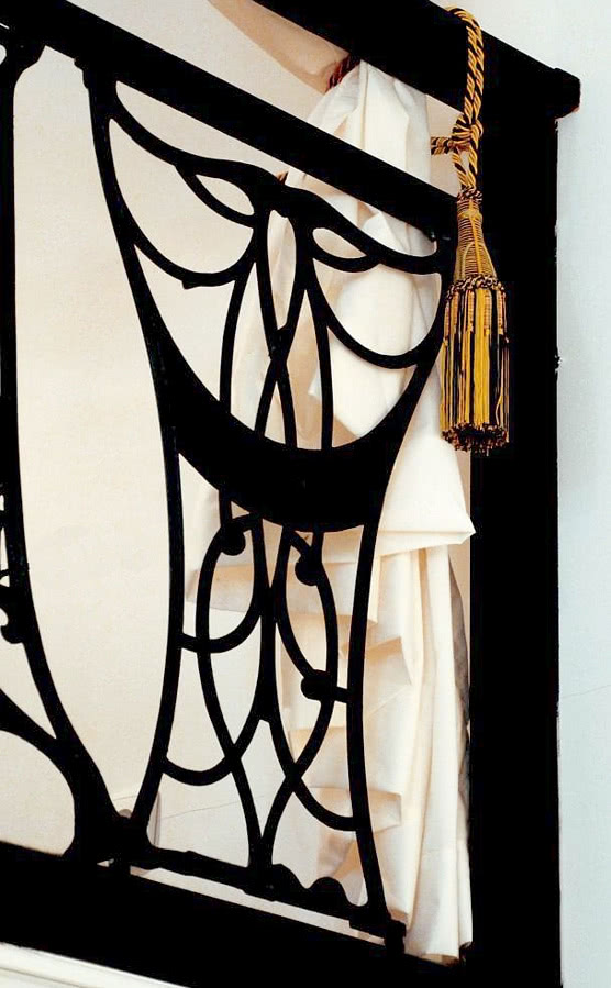 Barierka z elementów podstaw od maszyn do szycia...