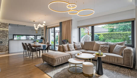 Luksusowe wnętrze w błękicie i złocie. To dom z rynku wtórnego!