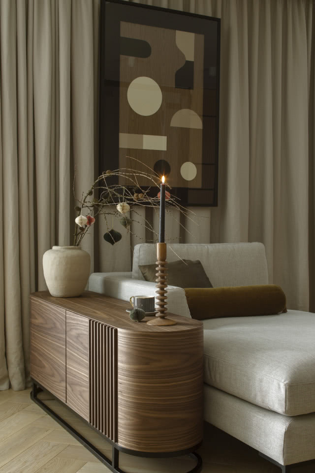 Mieszkanie w beżu i drewnie urządzone na Boże Narodzenie