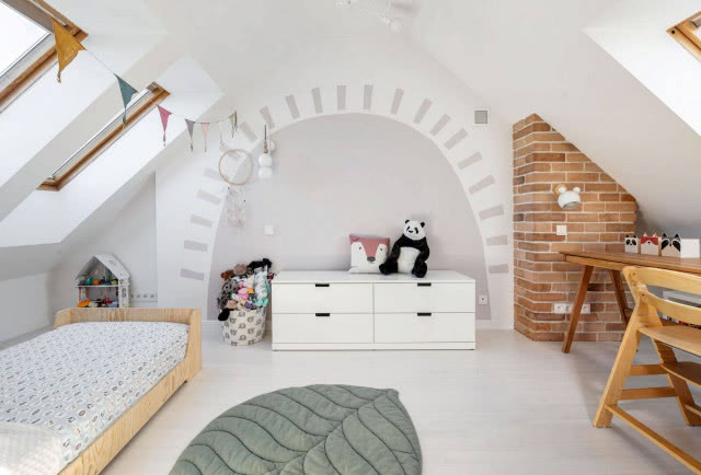pokój dla dziewczynki na poddaszu