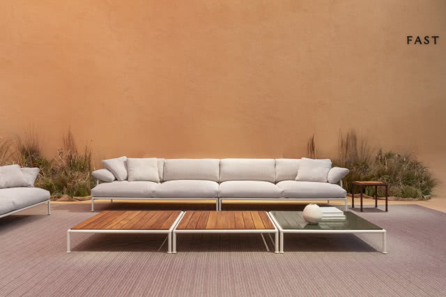 sofa na tle ceglastej ścany