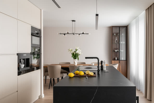 Czarny spiek na wyspie kuchennej