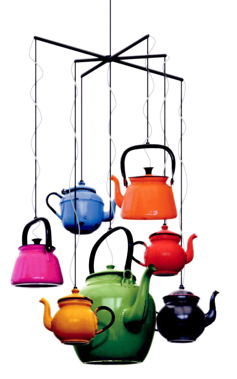Żyrandol z emaliowanych czajników.