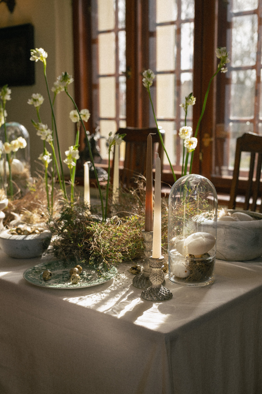 Smukłe świece ustawione w kilku punktach budują...