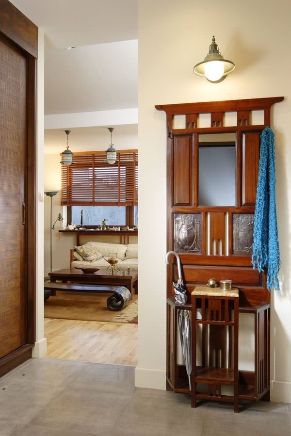 Przedpokojowi styl nadaje antyczny wieszak z...