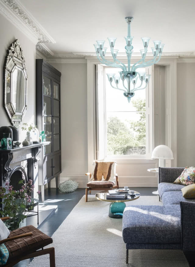 niebieski żyrandol we wnętrzu