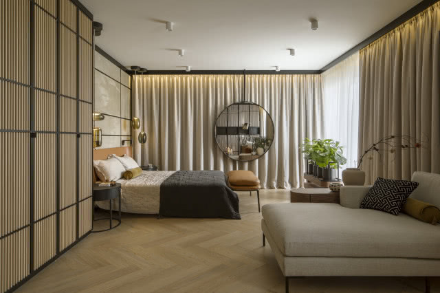 Mieszkanie w beżu i drewnie urządzone na Boże Narodzenie