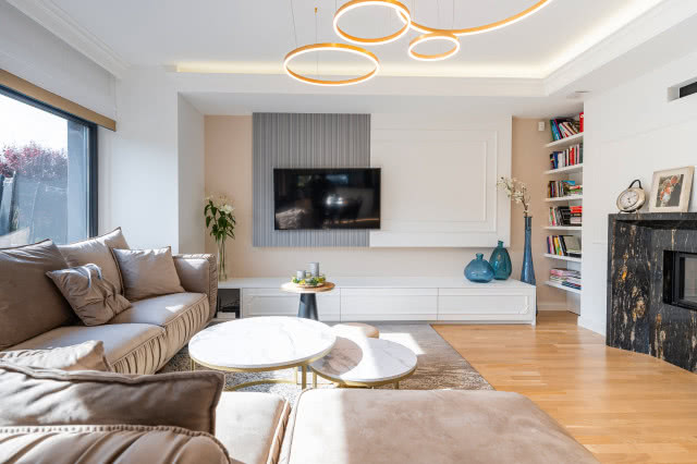 Jasny salon w stonowanych barwach