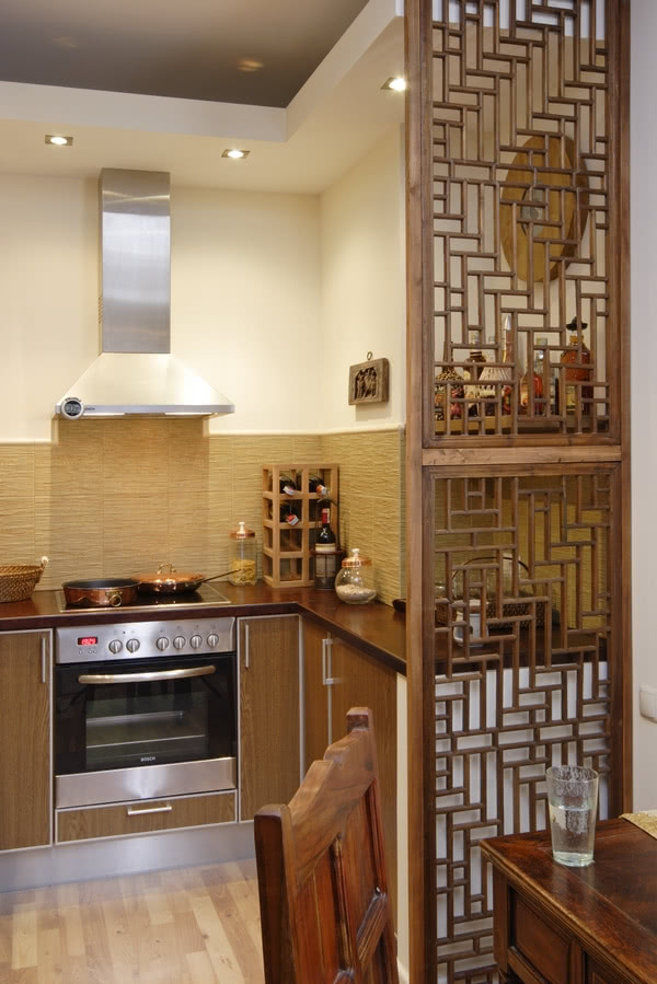 Kuchnię od salonu oddziela ażurowa przesłona z...