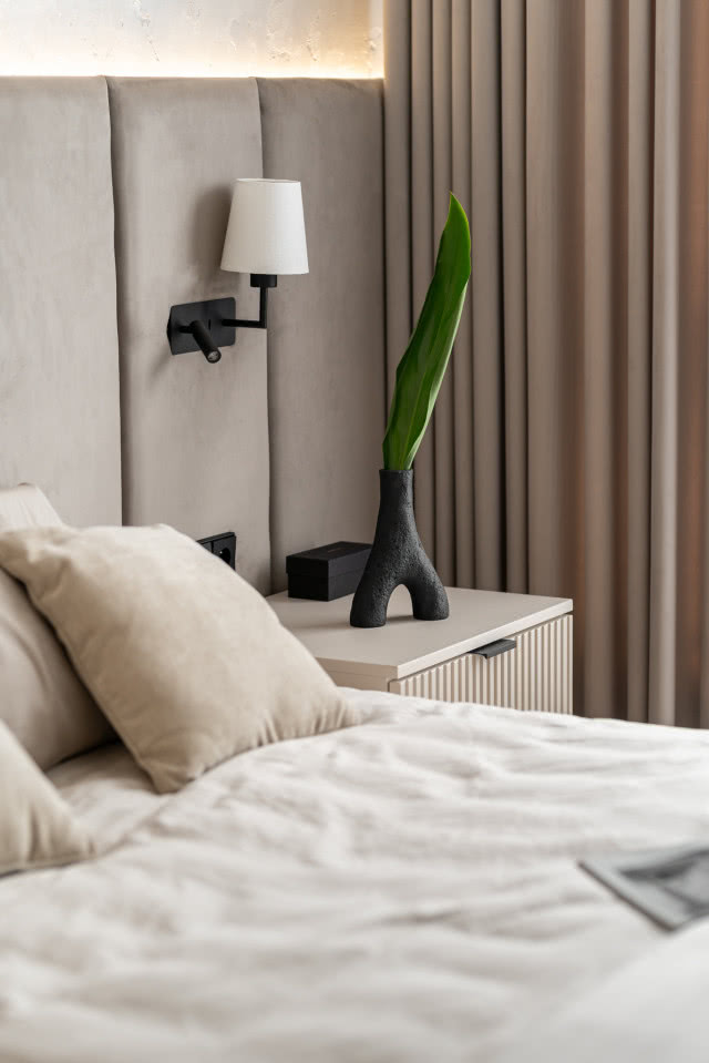 Zagłówek tapicerowany do beżowej sypialni