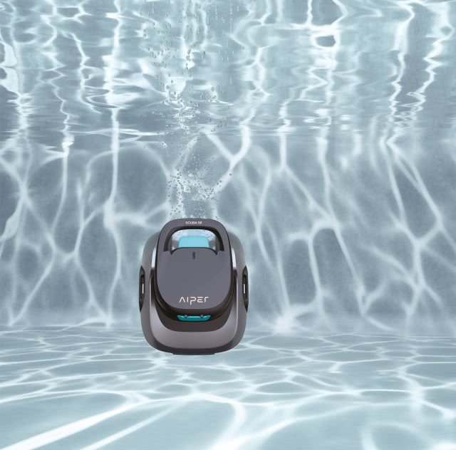 Bezprzewodowy robot Aiper Scuba SE czyści dno basenu, utrzymując wodę w czystości bez konieczności ręcznej obsługi.