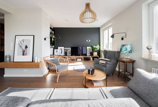 czarna ściana w salonie