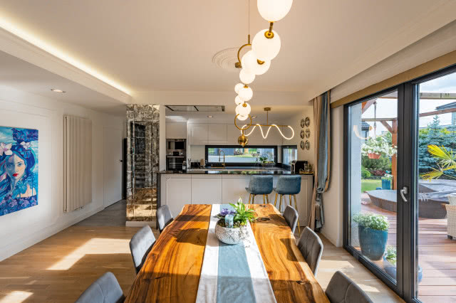 Duży drewniany stół jadalniany