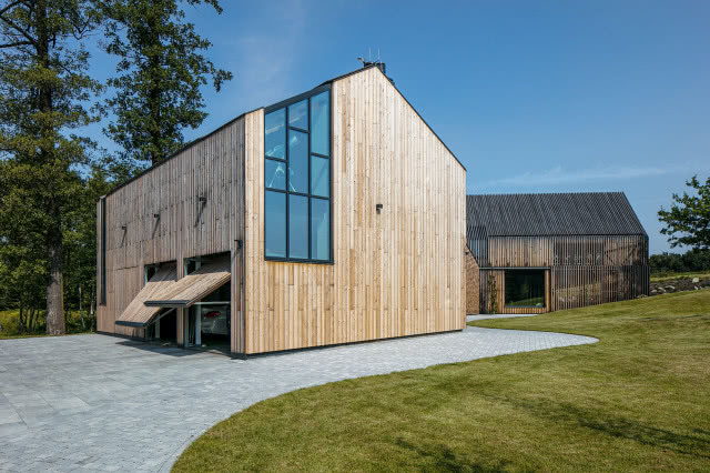 Fasada jednej z był z garażem