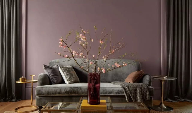 kanapa ze stolikiem kawowym