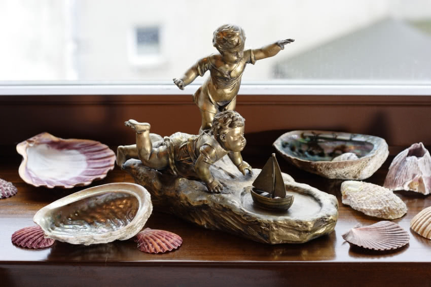 Dekoracyjne bibeloty na oknie