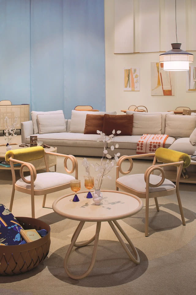 wiklinowe fotele we współczesnej wersji ze stolikiem kawowym