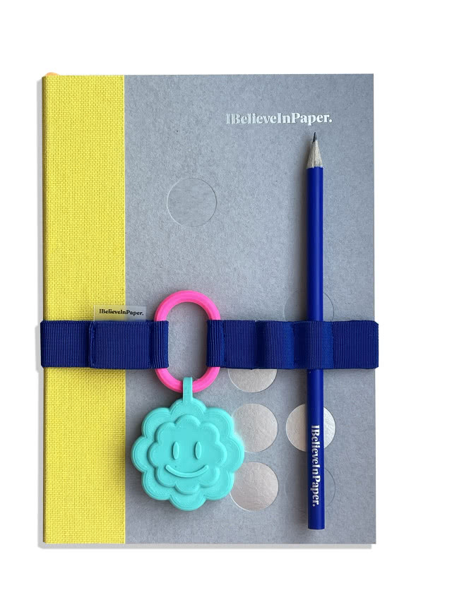 notes zamykany gumką z ołówkiem