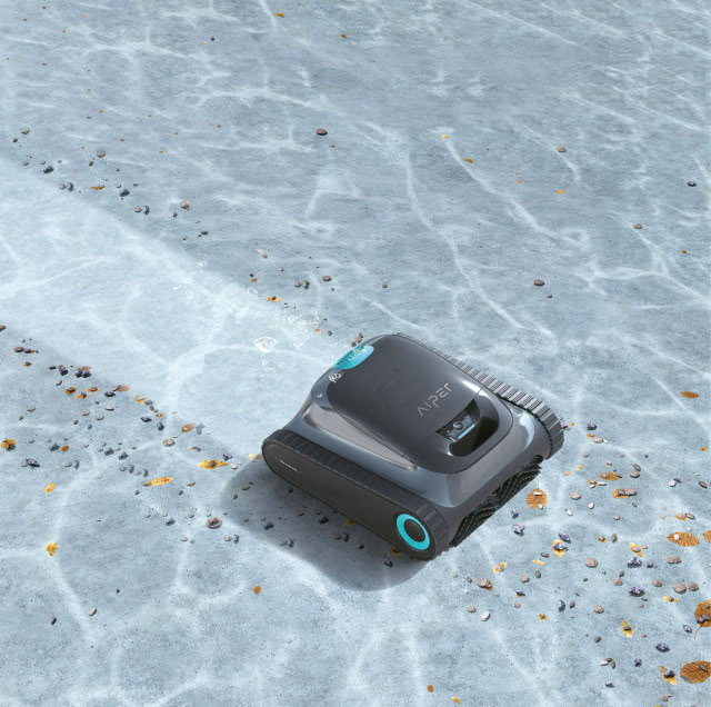 Robot Aiper Scuba S1 usuwa liście i zanieczyszczenia z dna basenu, automatycznie dbając o czystość wody.