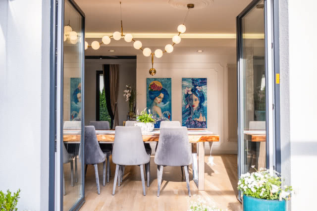 Duży drewniany stół jadalniany i oświetlenie wiszące w jadalni