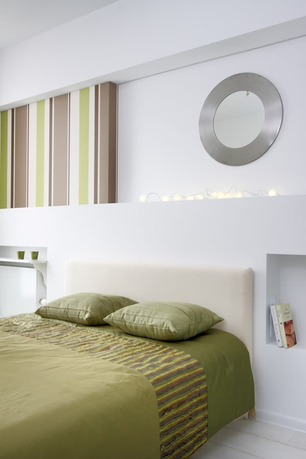 W sypialni dodatkiem do bieli jest oliwkowa...