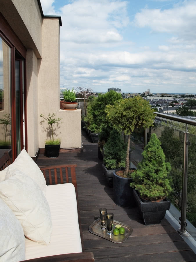 Taras - widok na panoramę Warszawy.