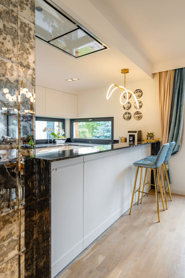 Biała kuchnia z granitem