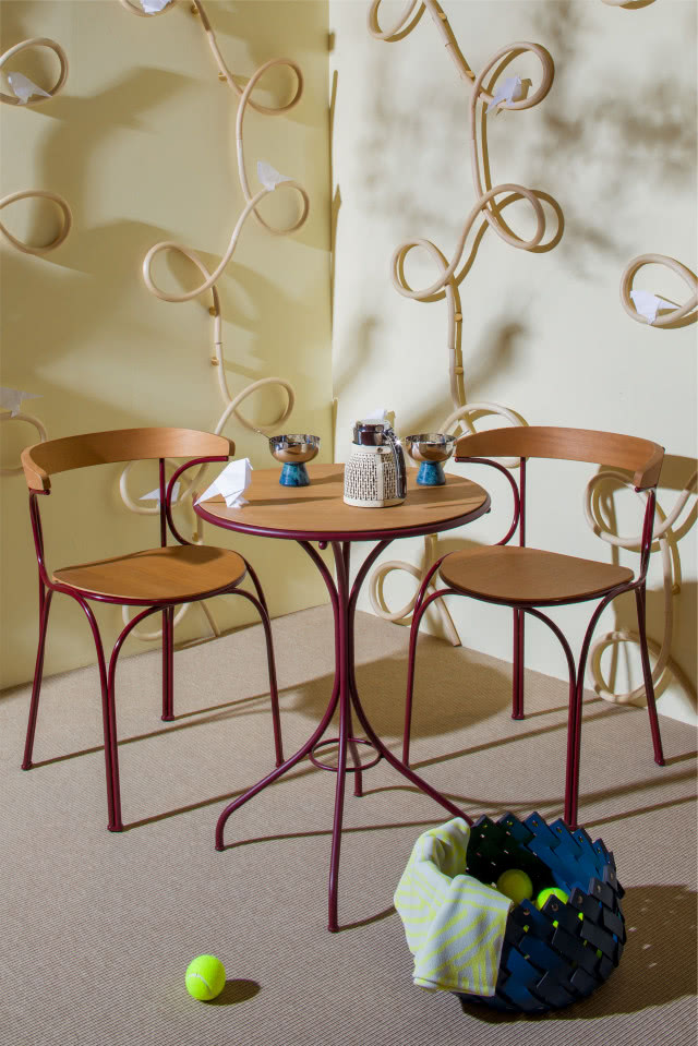 kawiarniane krzesła i mały stolik