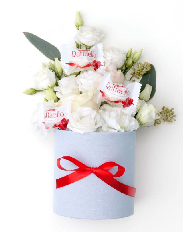 Raffaello z bukietem białych kwiatów