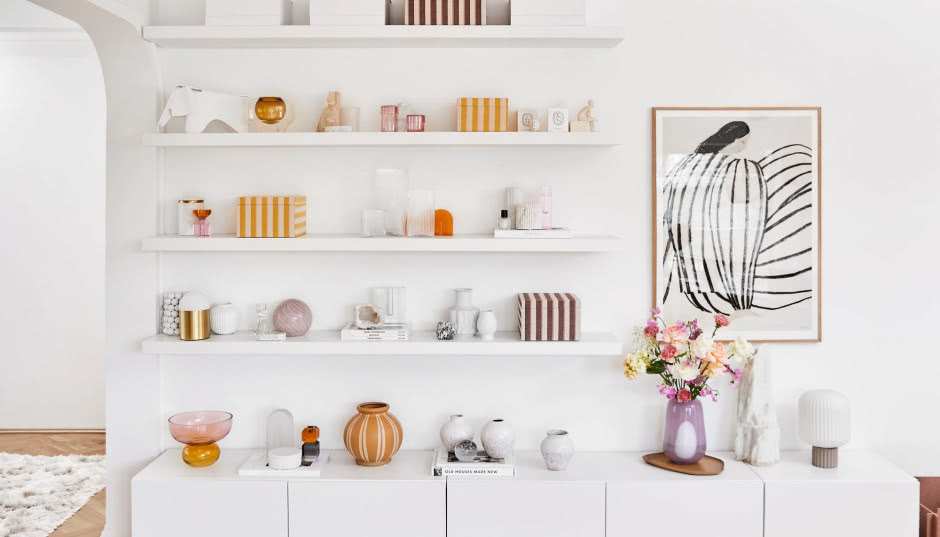 Jak wybrać regał na książki? Wiszący, otwarty, a może narożny?