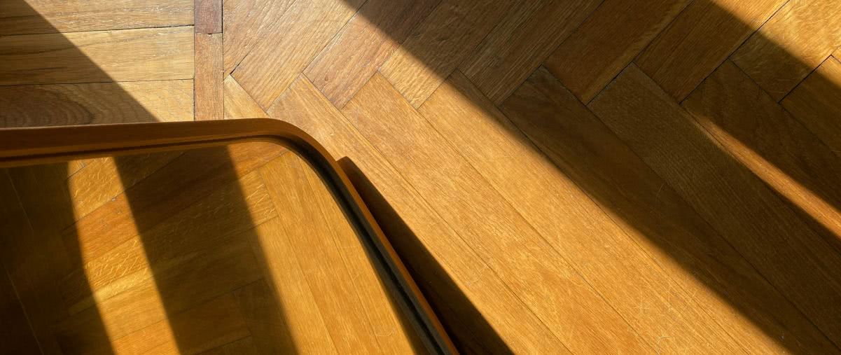 Podłoga, która prowadzi wzrok. O sztuce budowania wnętrza linią, rytmem i światłem