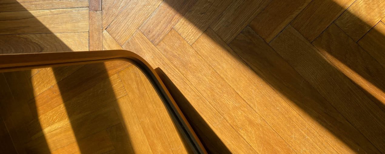 Podłoga, która prowadzi wzrok. O sztuce budowania wnętrza linią, rytmem i światłem