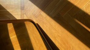 Podłoga, która prowadzi wzrok. O sztuce budowania wnętrza linią, rytmem i światłem