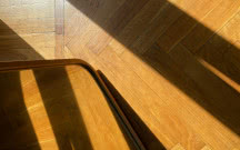 Podłoga, która prowadzi wzrok. O sztuce budowania wnętrza linią, rytmem i światłem