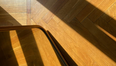 Podłoga, która prowadzi wzrok. O sztuce budowania wnętrza linią, rytmem i światłem