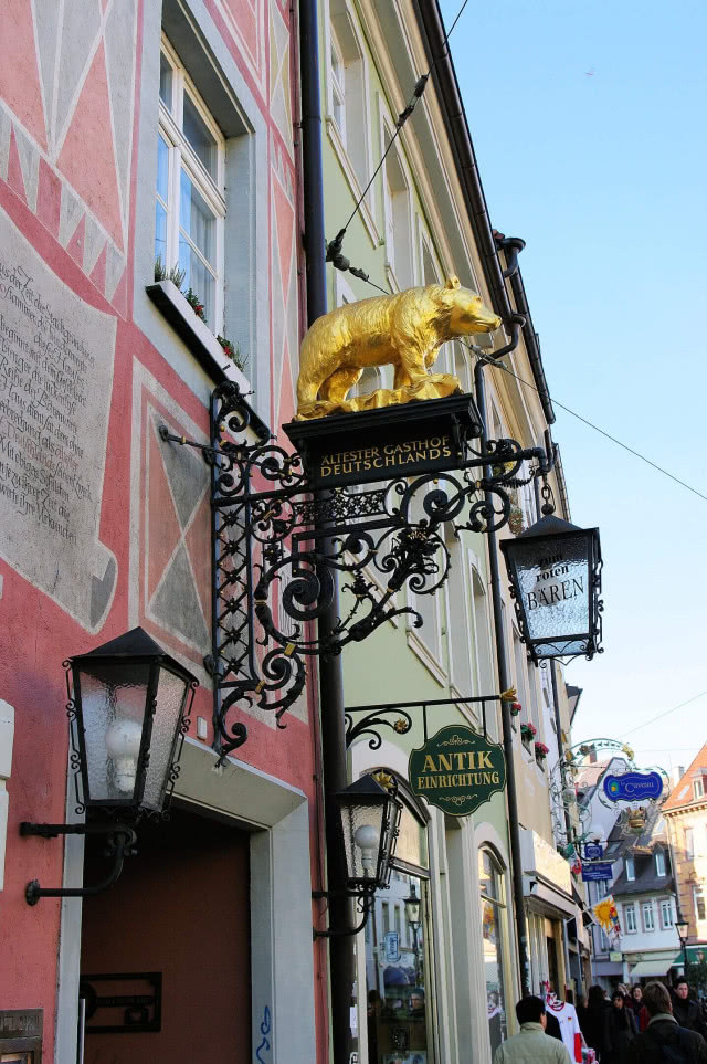 szyld w kształcie niedźwiedzia